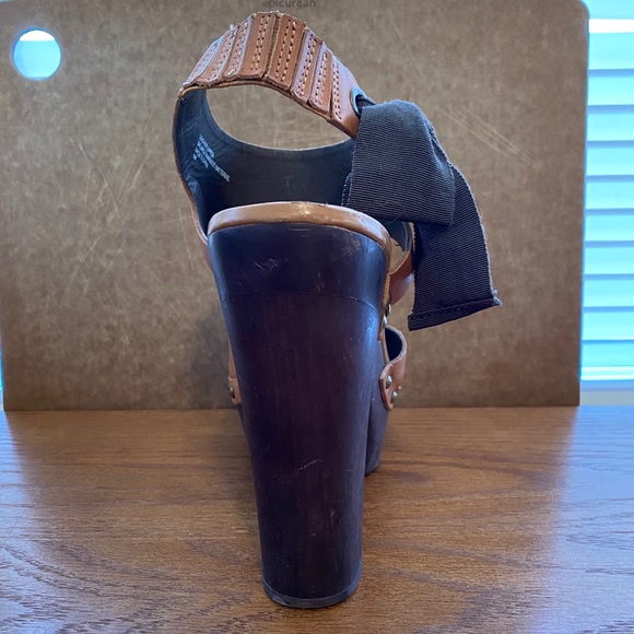 Hinge- Leather upper with wooden block heel - Picture 7 of 15